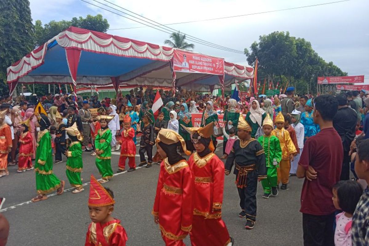 Pawai alegoris HUT RI di Agam tampilkan kebudayaan