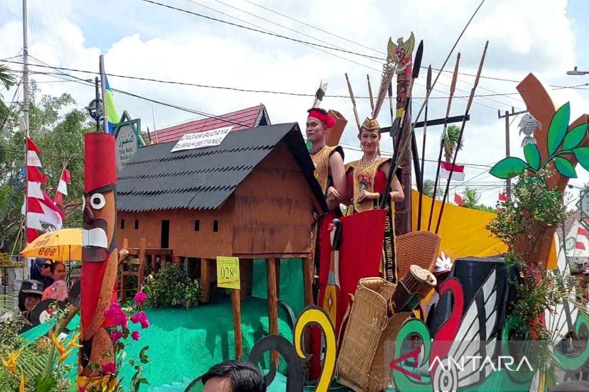 Diikuti ribuan peserta, pawai pembangunan Kotim berlangsung hingga enam jam