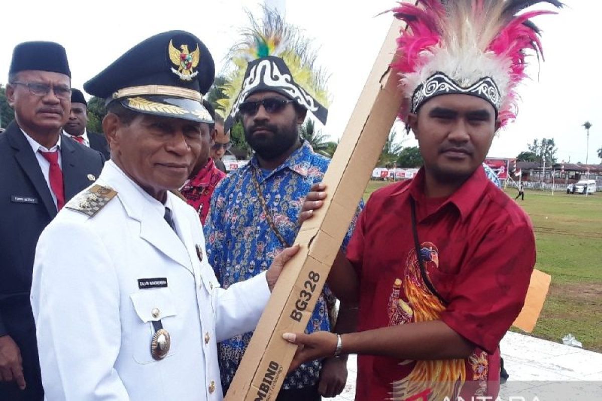 Dinsos Biak salurkan bantuan sosial program Dana Otsus Papua