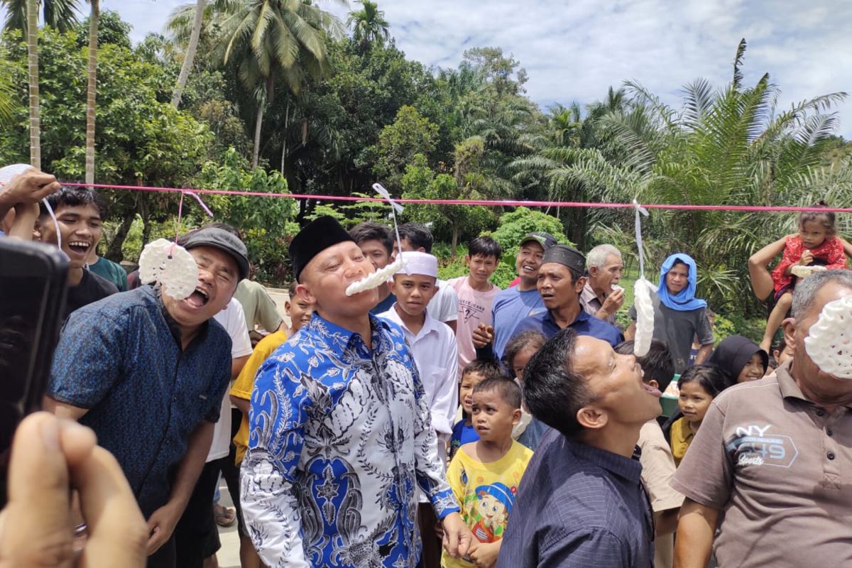 Meriah, Sabar AS ikut lomba makan kerupuk bersama warga Simaroken Rao