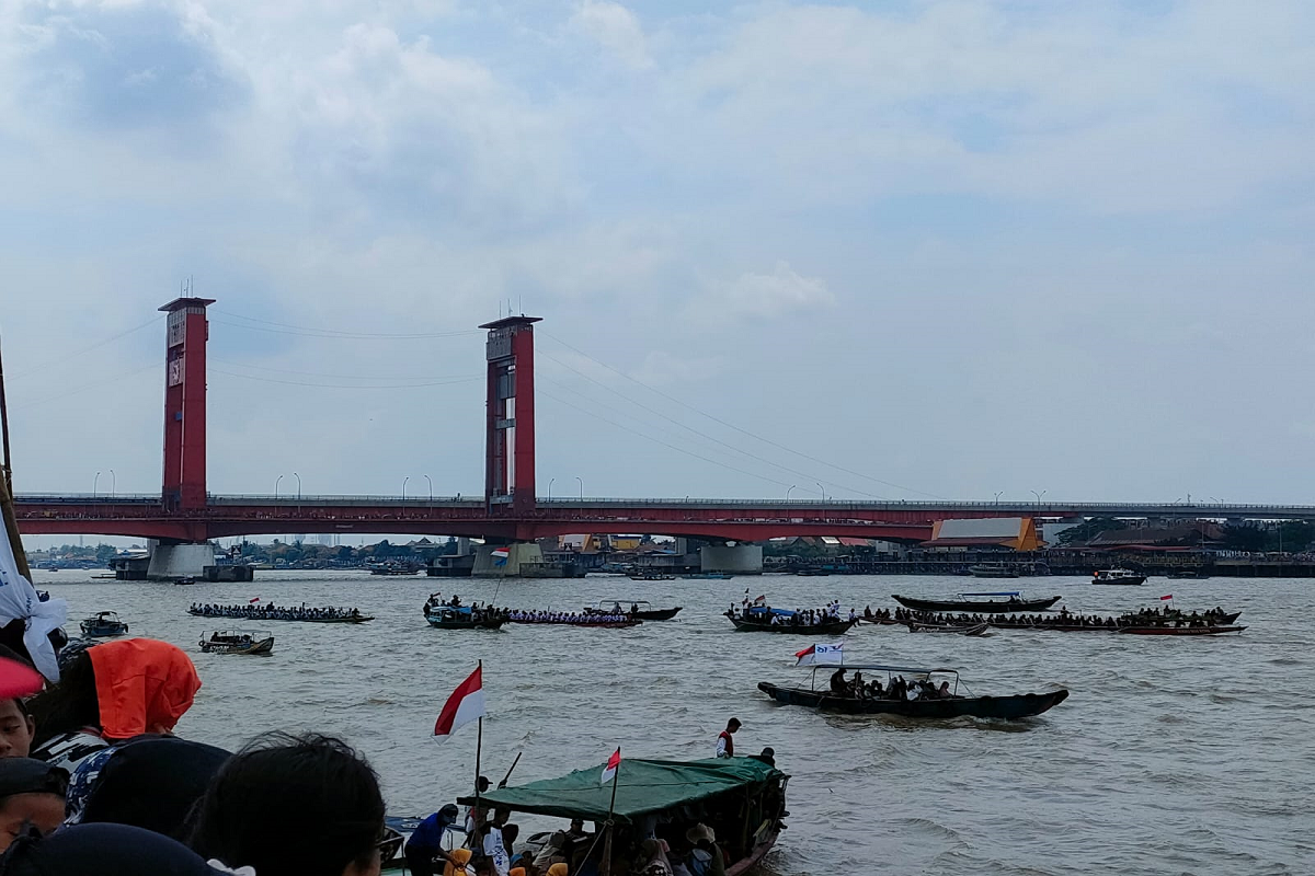 Warga Palembang padati Benteng Kuto Besak saksikan Lomba Bidar