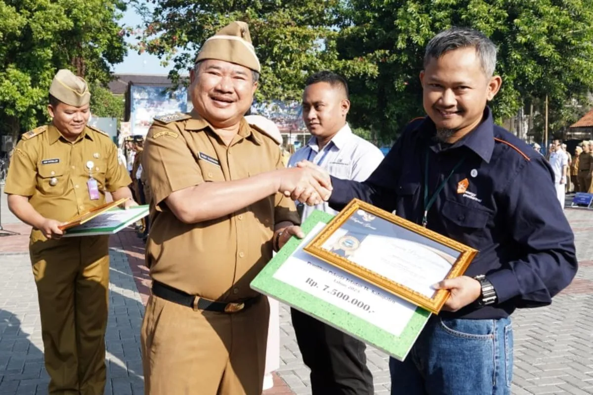 Bupati Garut Rudy Gunawan memberikan penghargaan kepada pekerja di Kabupaten Garut, Jawa Barat, Senin (21/8/2023). ANTARA/HO-Diskominfo Garut