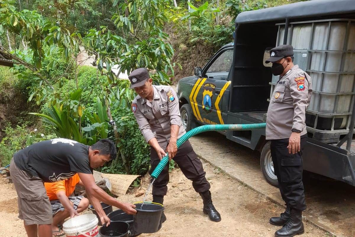 Polisi di daerah ini modifikasi mobil patroli untuk suplai air bersih