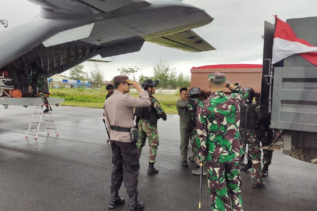 Jenazah Marinir korban penembakan KKB dievakuasi melalui Sorong