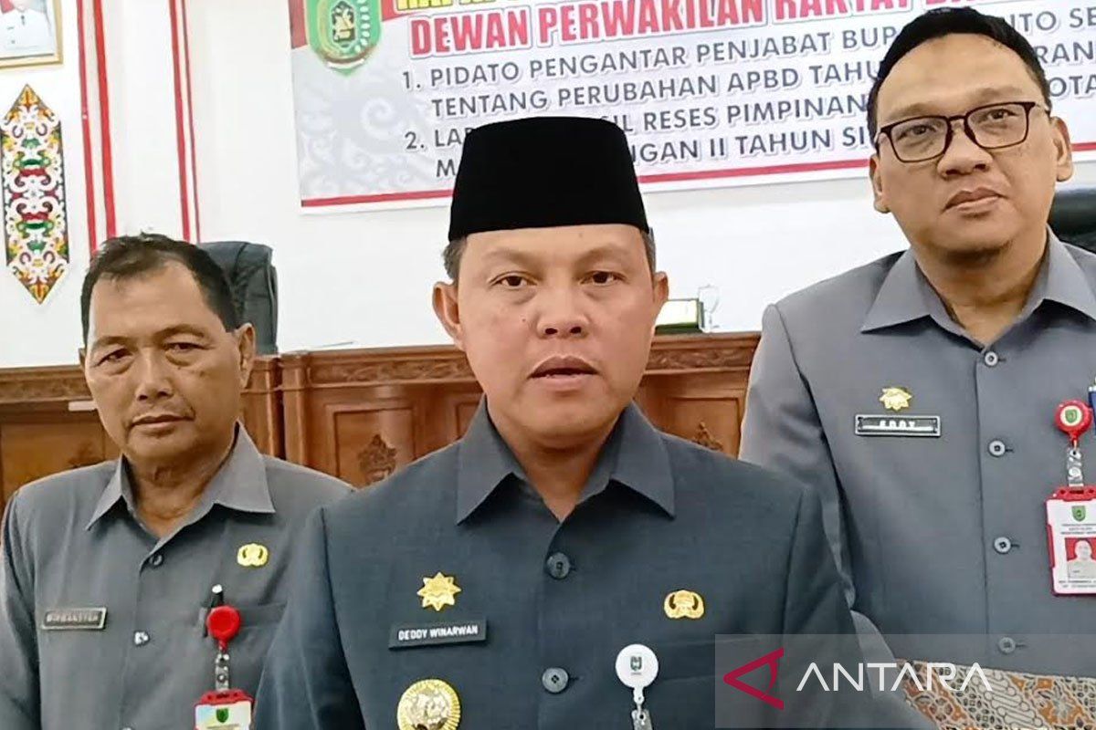 Pj Bupati Barsel berangkatkan guru teladan dan siswa berprestasi ke luar negeri