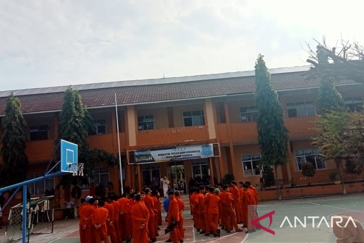 Panel surya menerangi dunia pendidikan di Kota Jambi