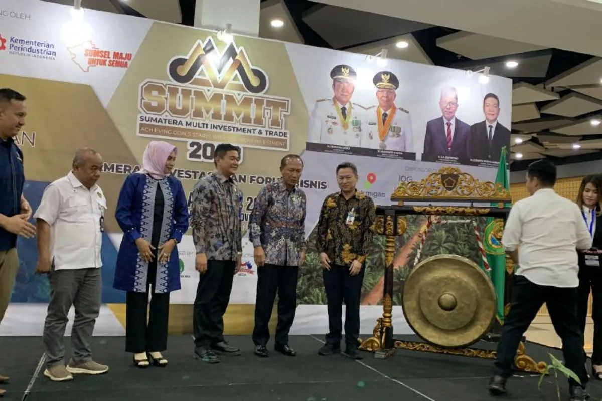 Pembukaan kegiatan Sumatera Multi Investment and Trade (SUMMIT) 2023, di Palembang, Rabu (23/8/2023). (ANTARA/Ahmad Rafli Baiduri)