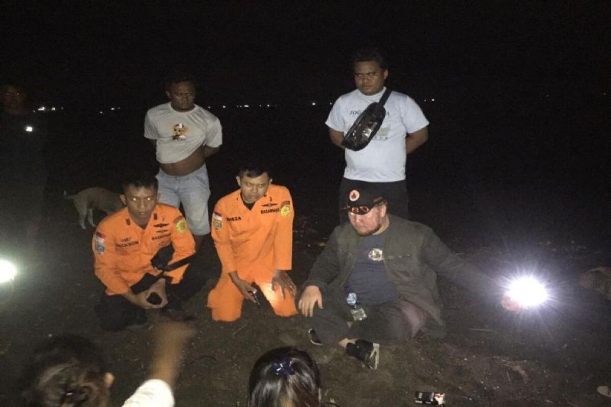 Seorang anak terseret ombak saat mandi  di Pantai Wangurer