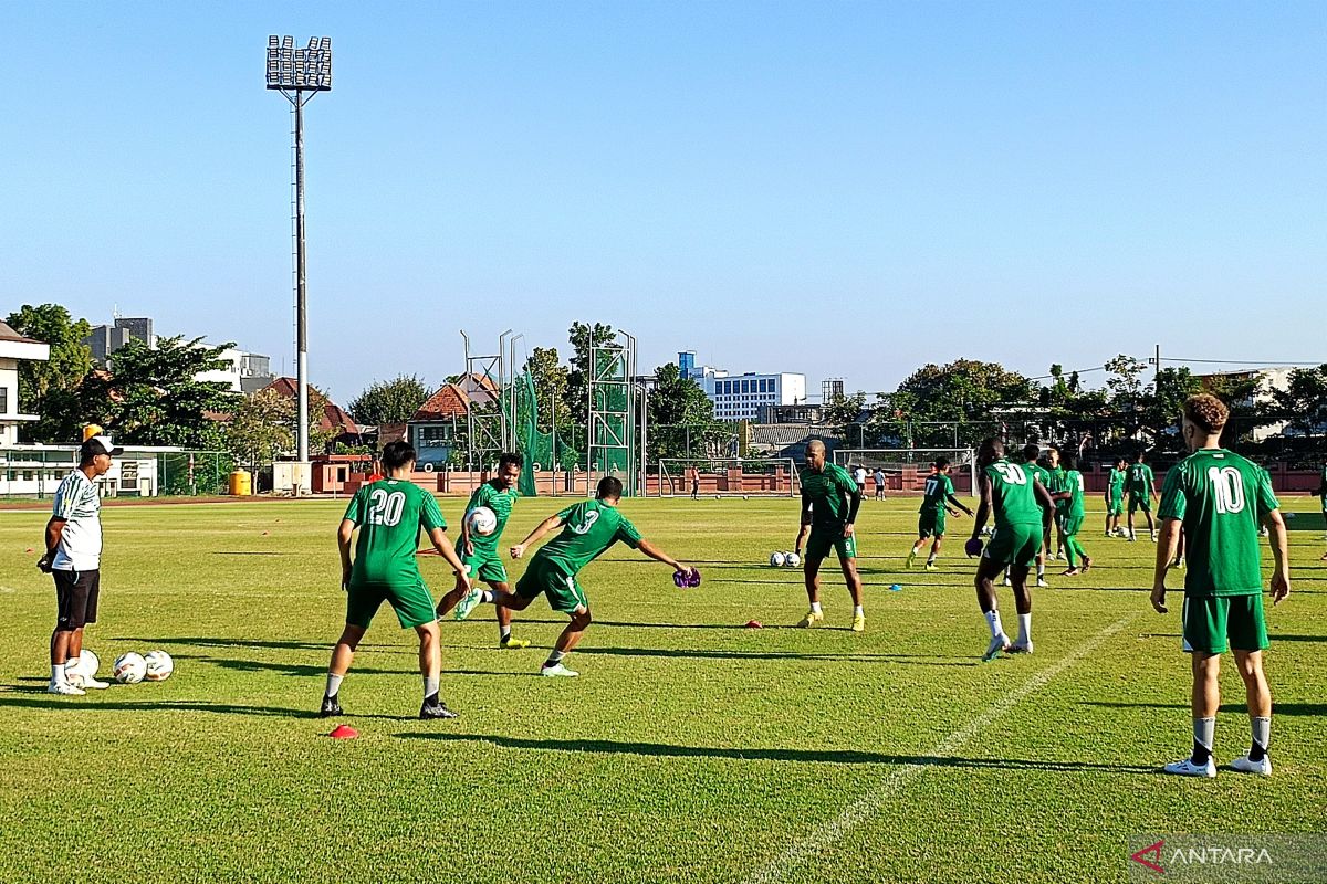 Pelatih Persebaya Uston Nawawi pelajari gaya permainan Madura United