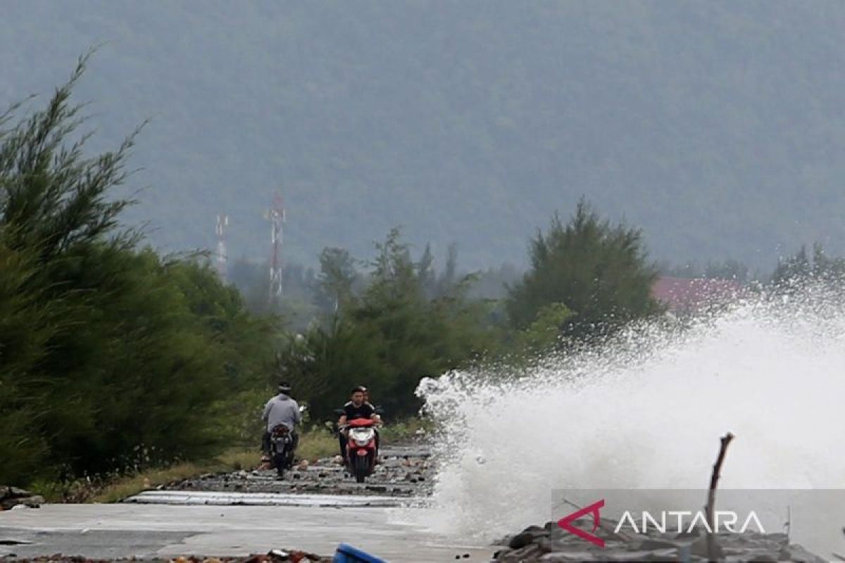 Waspadai gelombang tinggi di perairan Indonesia