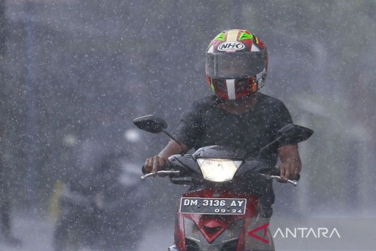 BMKG prakirakan hujan ringan berpeluang turun di sejumlah kota besar