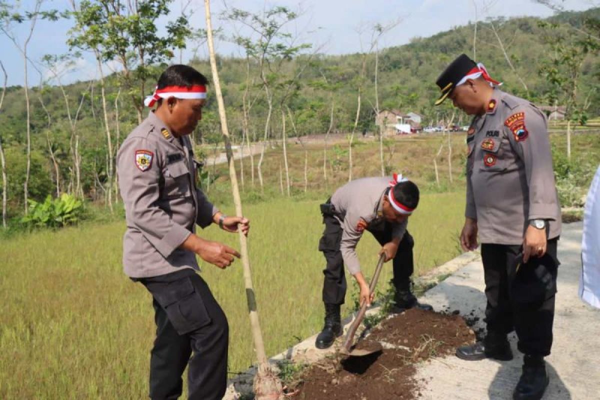 Polres Magelang Kota tanam 2.277 pohon di Desa  Sukosari