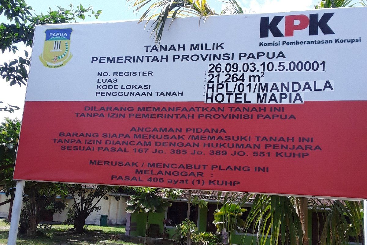 Pemkab Biak Numfor pasang papan kepemilikan aset daerah