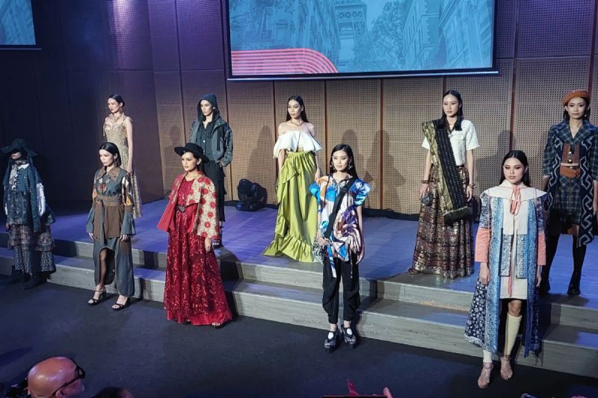 Wastra Nusantara dipamerkan di "Front Row" di Paris