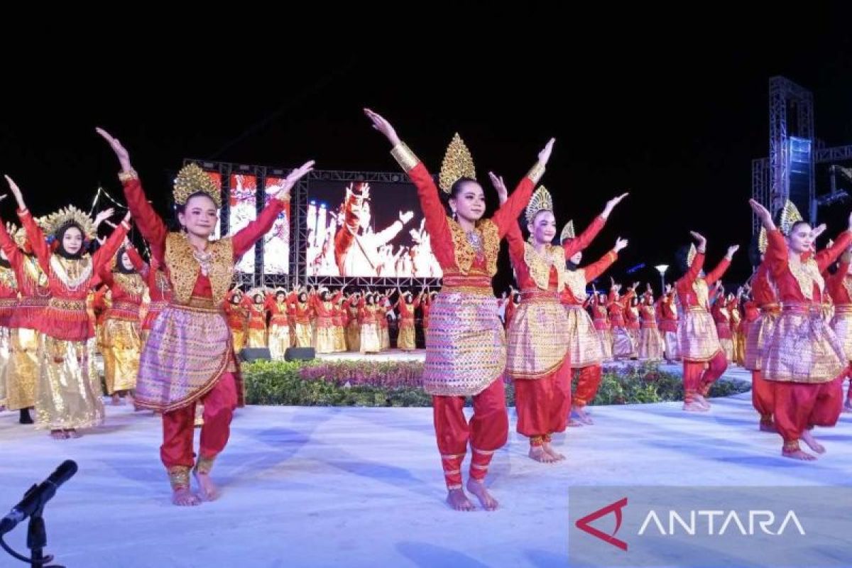 250 anak SMP pentaskan tari "Parimpungang Ri Mangkasara" di Makassar F8