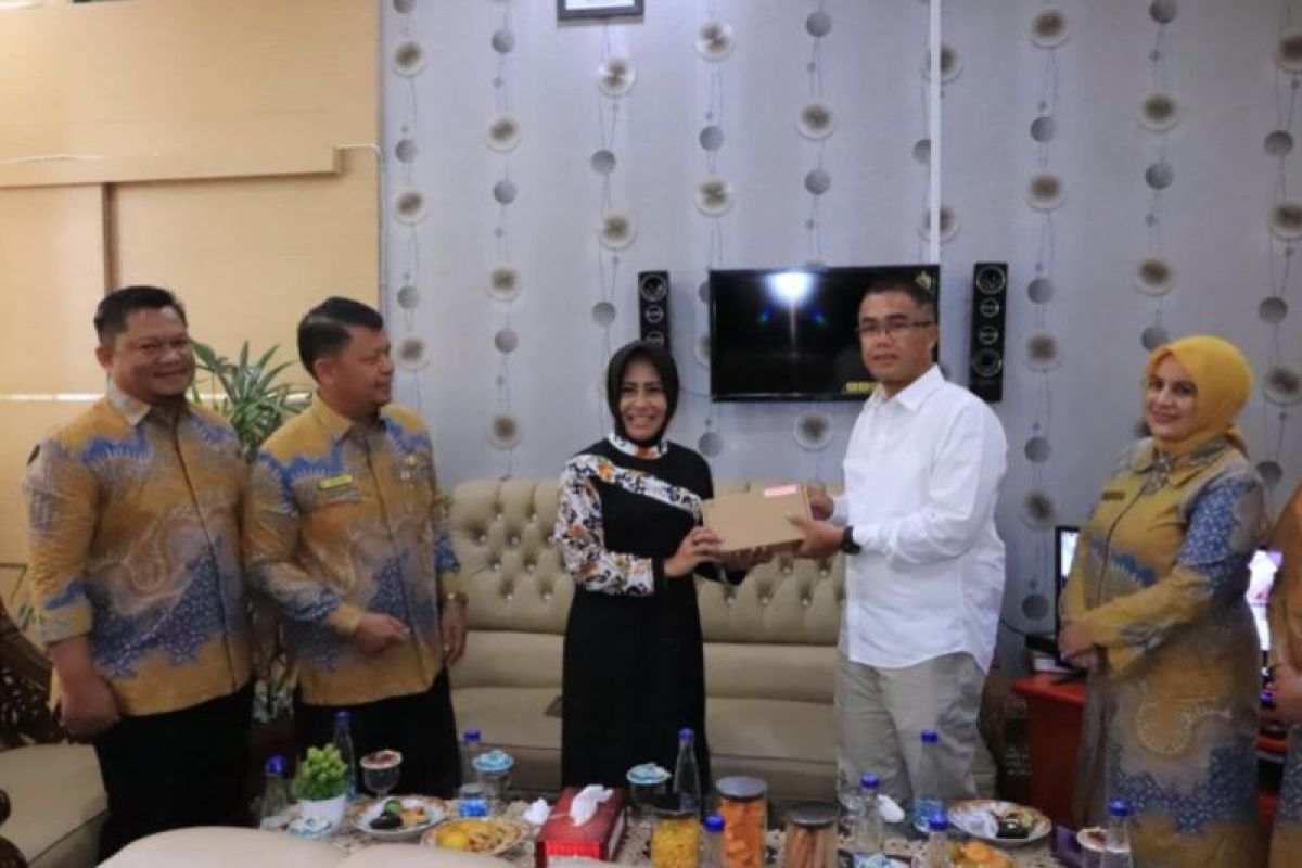 Legislator Rezka Oktoberia serahkan bantuan penunjang perekaman Dukcapil Payakumbuh