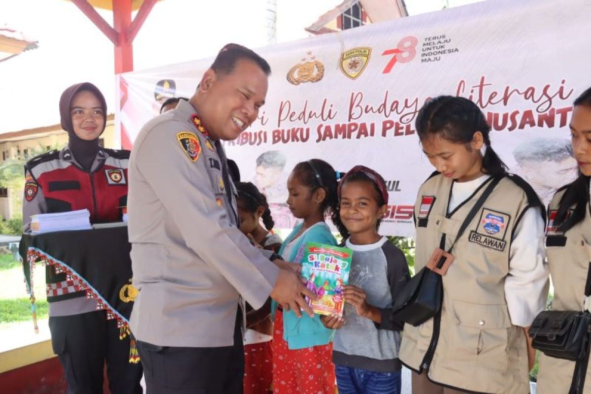 Kapolres Nunukan Bagi Ratusan Buku Bacaan di Rumah Belajar