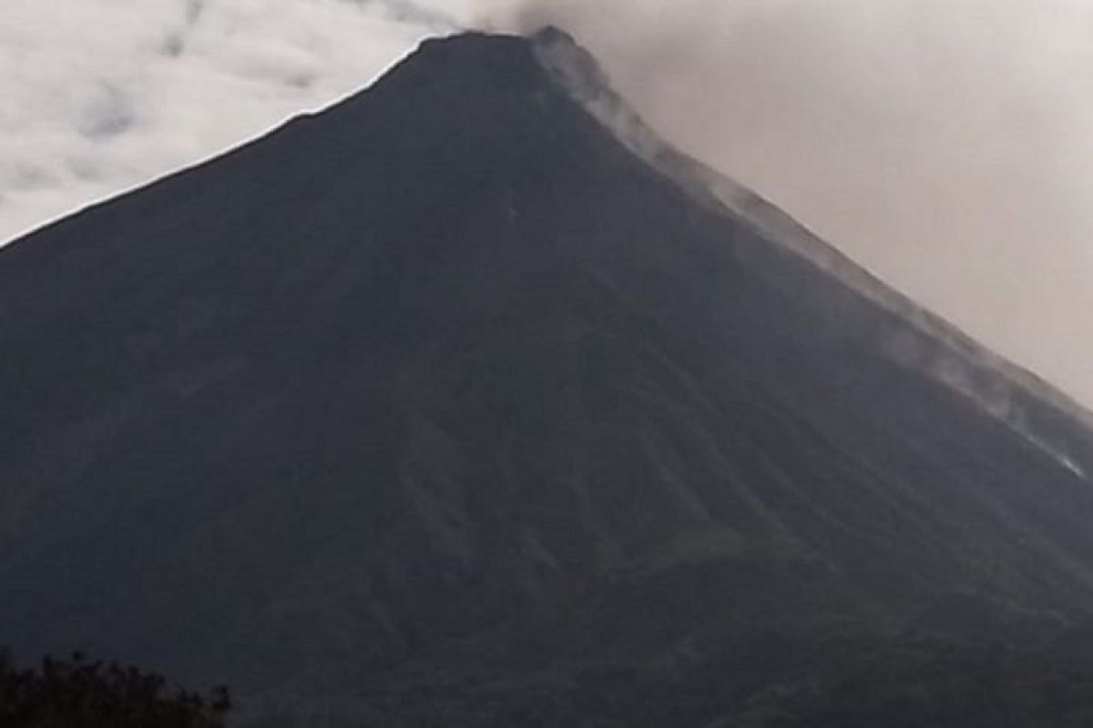 Pos PGA minta warga tidak beraktivitas di radius bahaya Gunung Karangetang