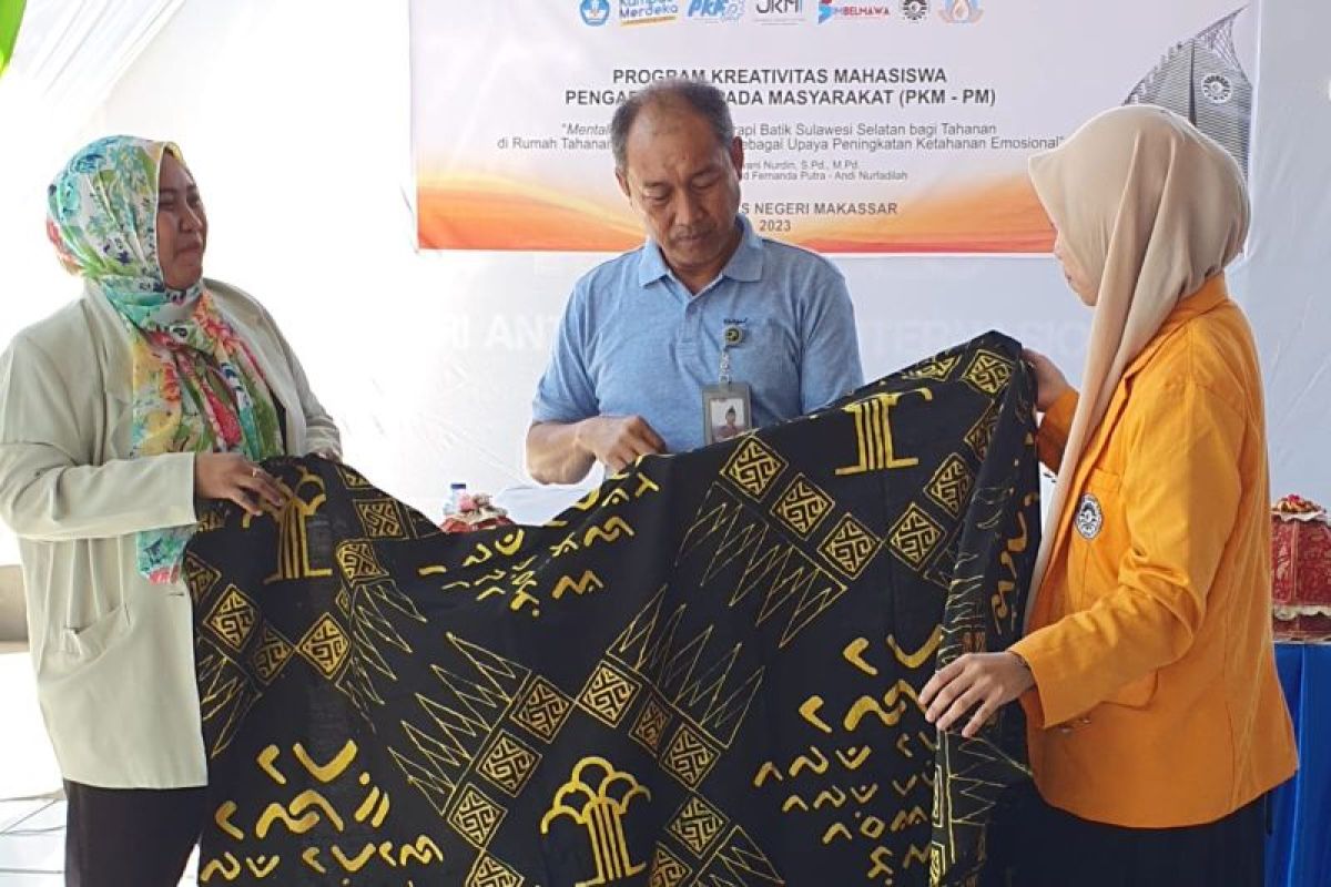 WBP Rutan Makassar mengikuti pelatihan kerajinan membatik atasi kejenuhan