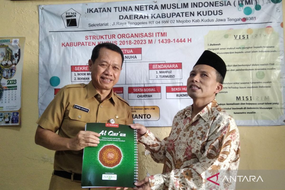 Perpusda Kudus serahkan bantuan Al Quran braille