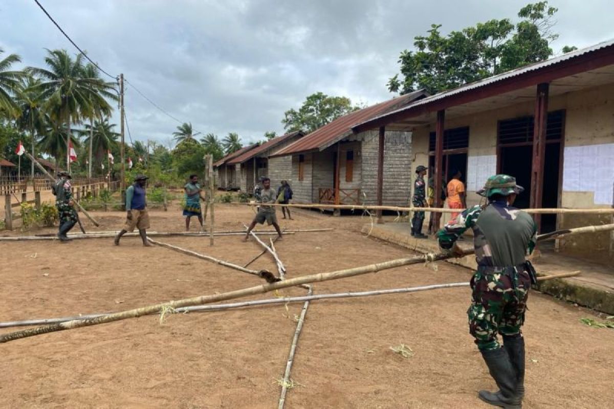 Satgas Yonif 726/Tamalatea gelar karya bakti bersama warga di Merauke