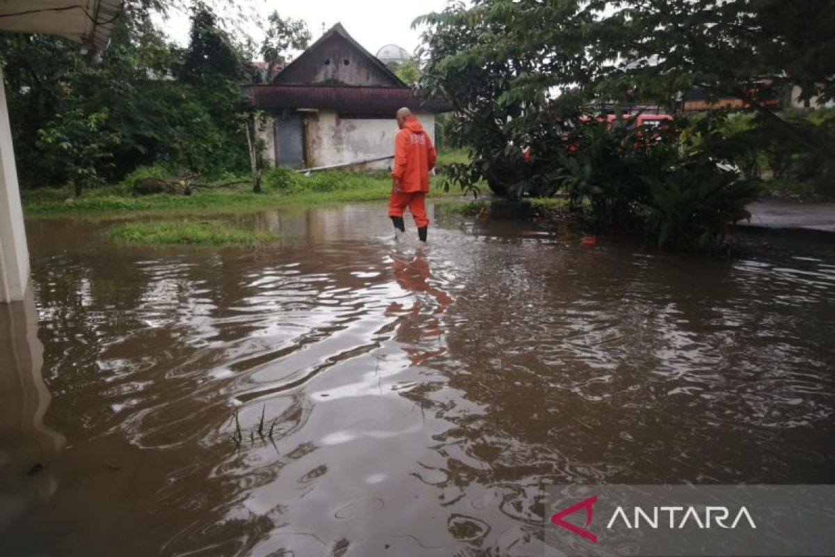Hujan deras akibatkan banjir dan longsor di Bukittinggi