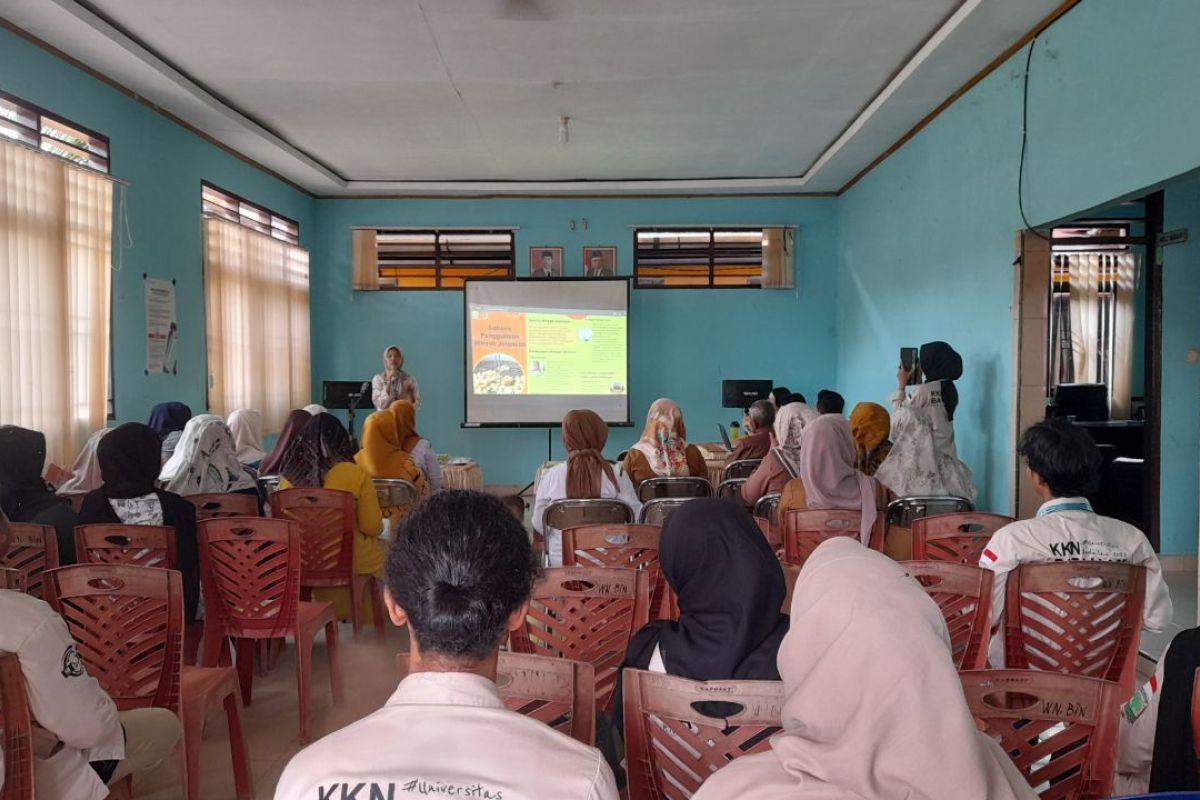 Mahasiswa KKN Unand edukasi masyarakat bahaya konsumsi minyak bekas