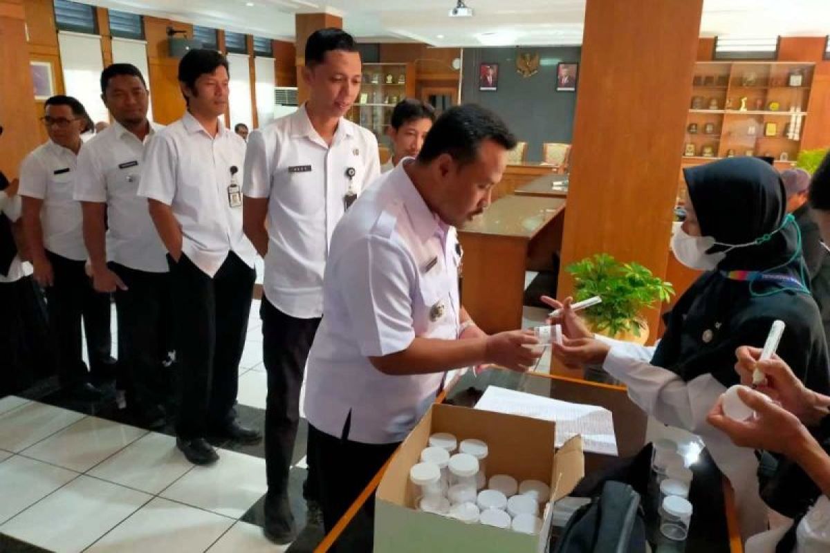 Pejabat Pemkab Magelang ikuti tes urine cegah  narkoba