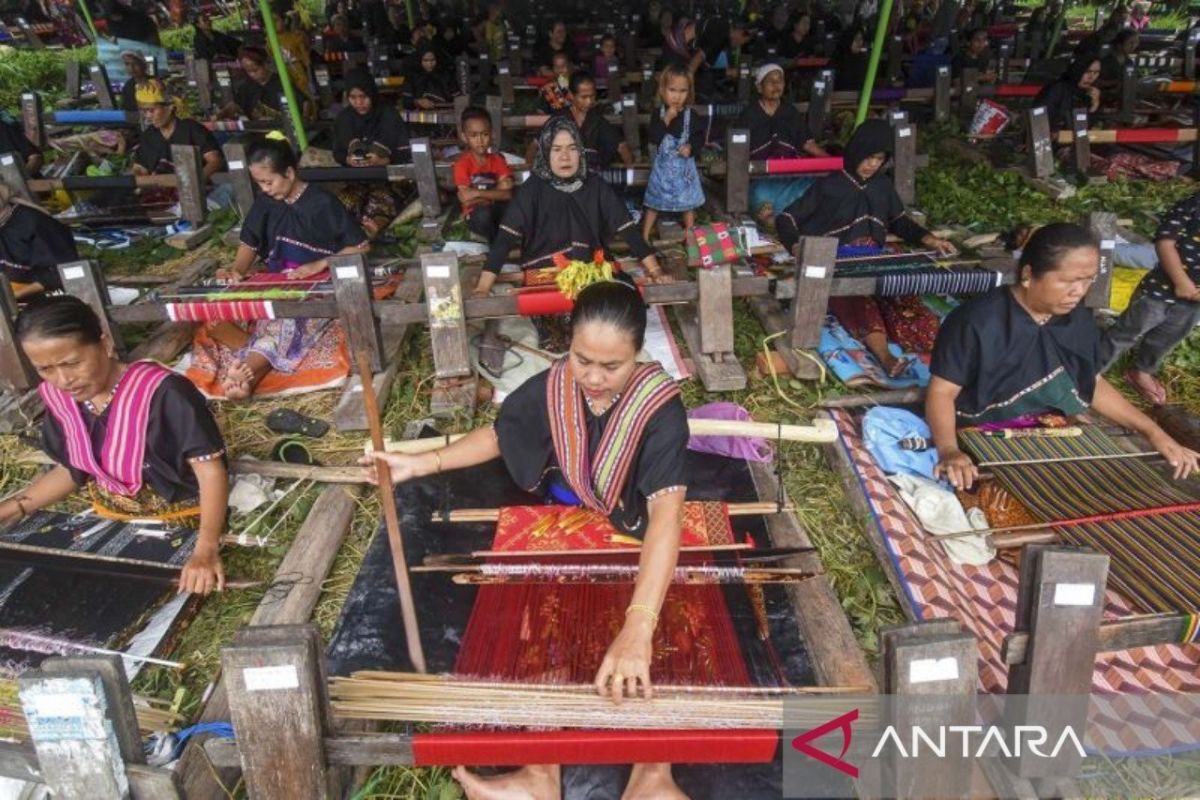 Permintaan kain tenun Lombok melonjak