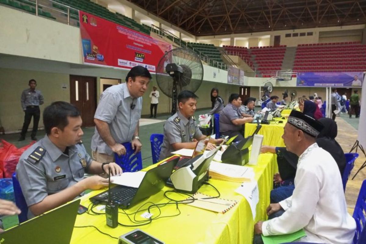 Ratusan masyarakat Perawang ikuti layanan "eazy paspor" bersama Fajar BS Lase