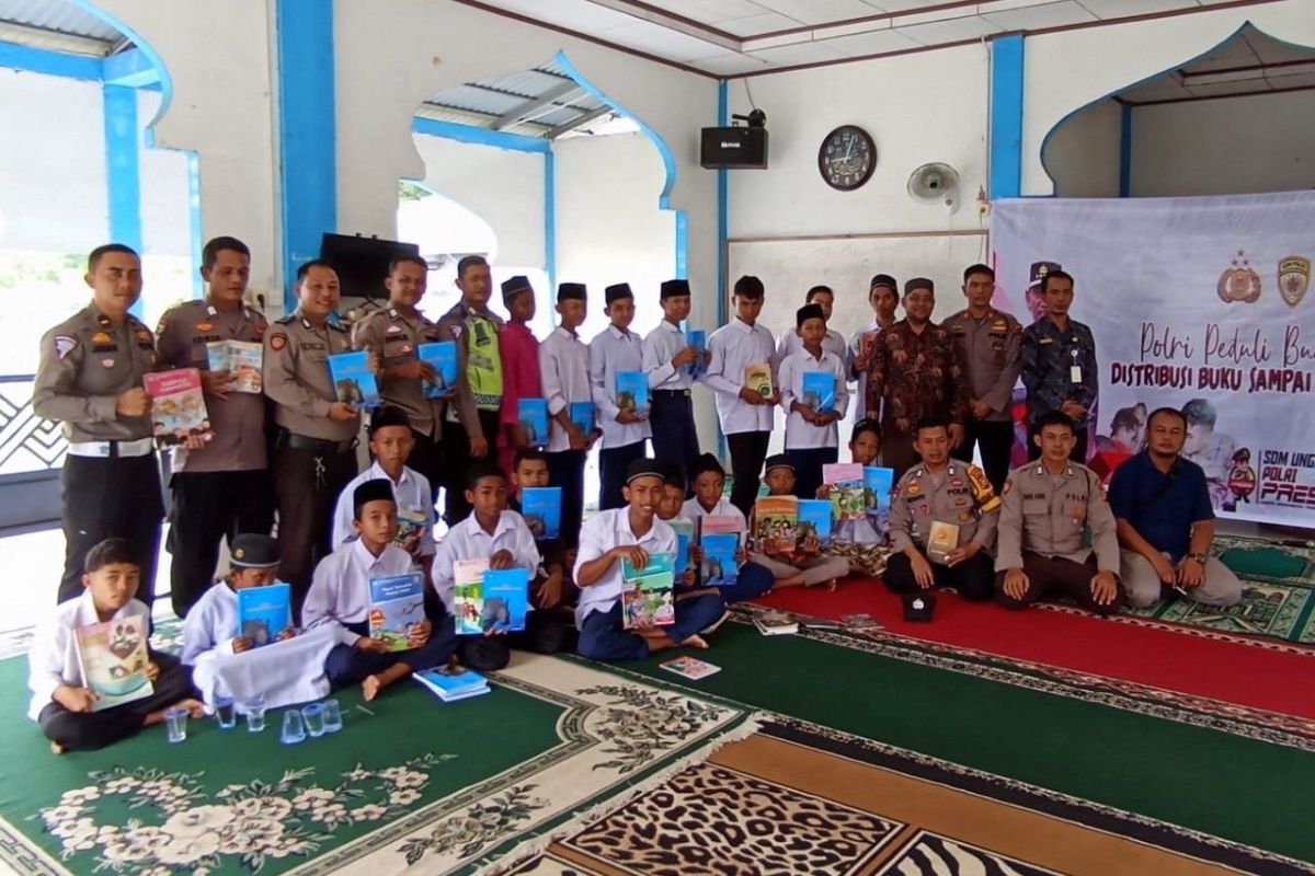 Kapolsek Bukit Batu distribusikan buku Polri peduli budaya literasi ke Panti Asuhan