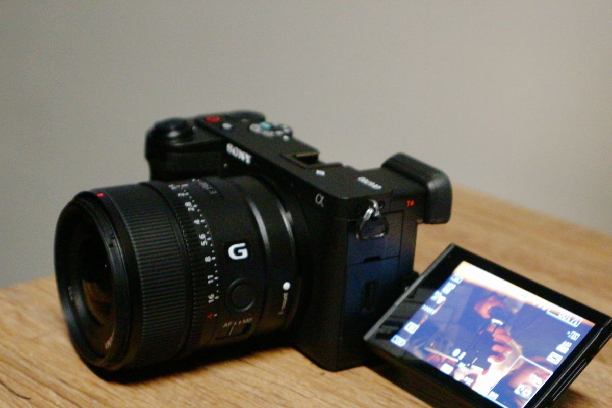 Sony rilis kamera A6700 lengkap dengan mic, cocok bagi kreator konten