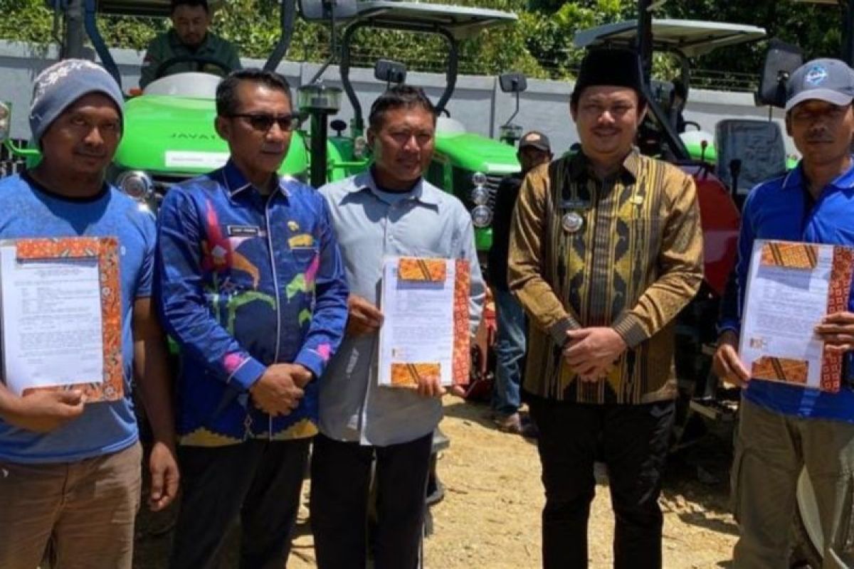 Bupati Kolaka Timur serahkan Alsintan dan puluhan ton bibit ke kelompok tani