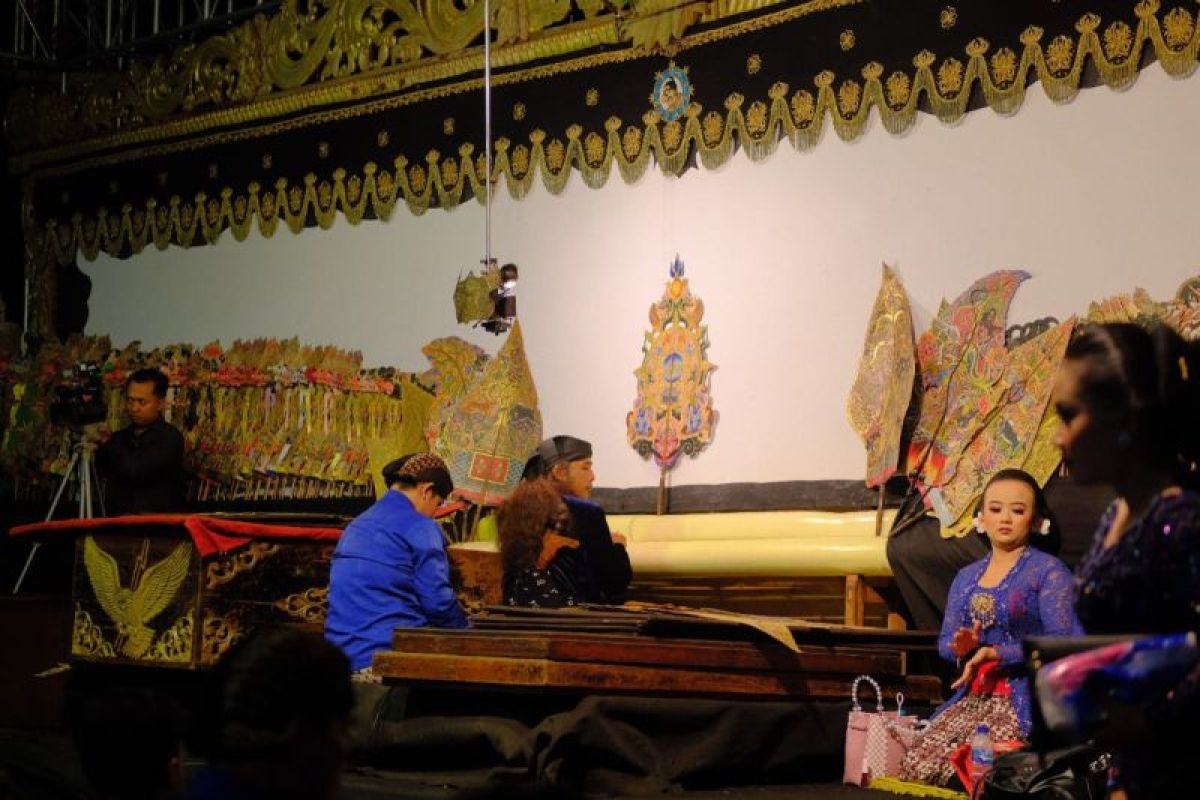 Wayang kulit sarana pendidikan karakter anak bangsa