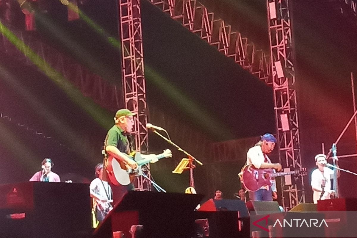 Iwan Fals dan Sawung  Jabo reuni di Synchronize Fest 2023