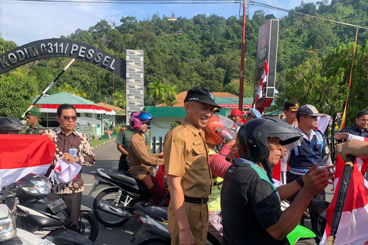 Semarakkan HUT Ke-78 RI, Pemkab Pessel laksanakan Gerakan Pembagian Bendera Merah Putih