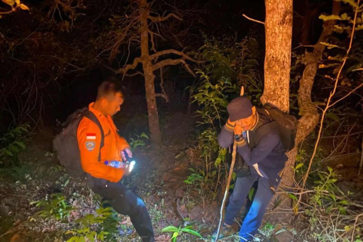 SAR Mataram mengevakuasi tiga korban tersesat di hutan