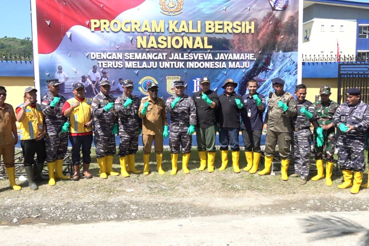 Lantamal X/Jayapura melakukan gerebek sampah di Kali Acai