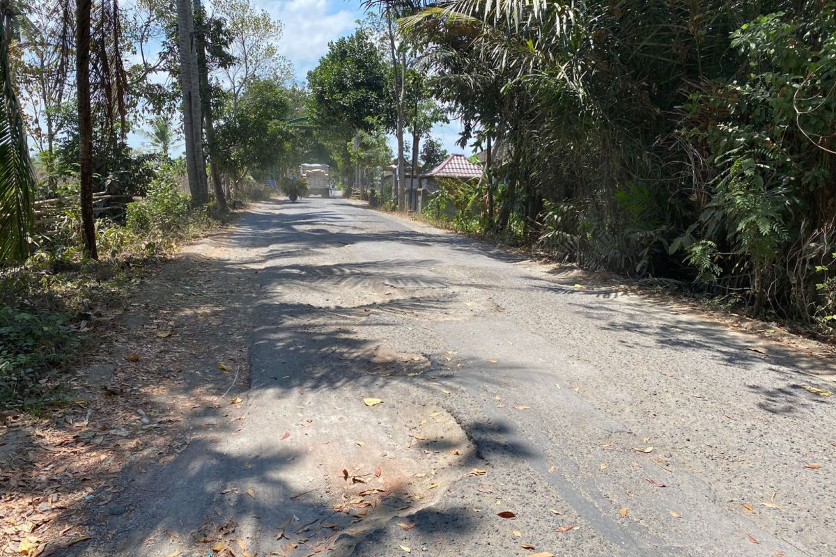 Jalan rusak di Desa Batu tulis tak kunjung diperbaiki