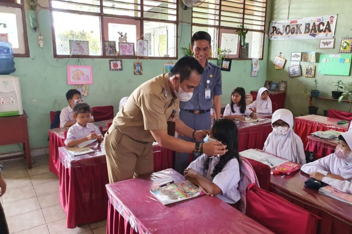 Cegah dampak karhutla, Pemkot Palangka Raya bagikan masker pada pelajar