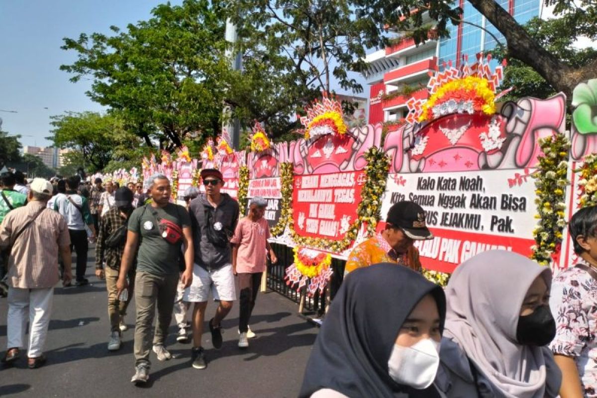 Karangan bunga penuhi bagian depan Kantor Gubernur Jawa Tengah