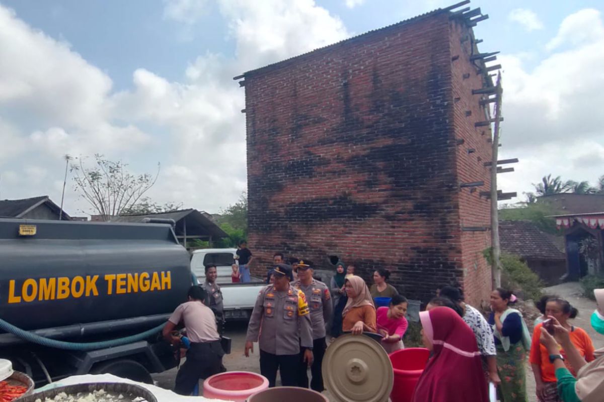 Polisi menyalurkan bantuan air bersih kepada warga di Lombok Tengah