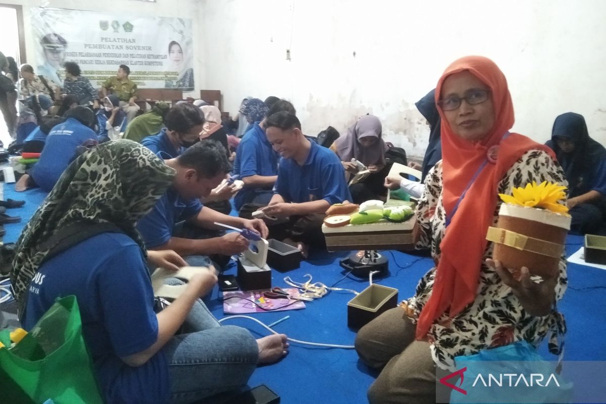 Puluhan buruh rokok di Kudus dilatih buat aneka kerajinan  tangan