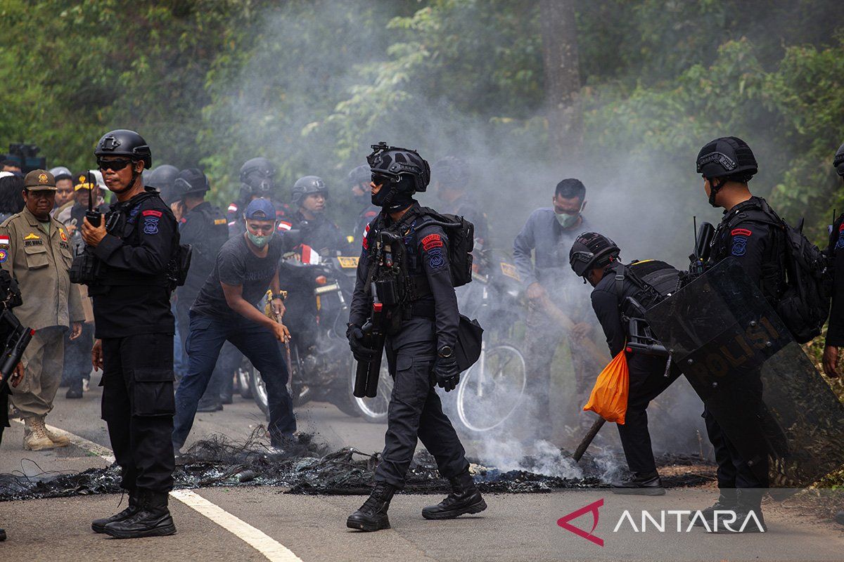 Petugas gabungan pukul mundur pengunjuk rasa di depan Kantor BP Batam