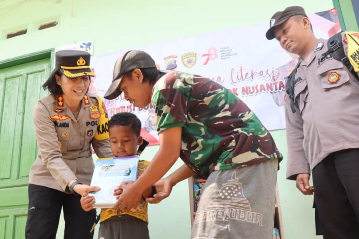 Polres  Magelang Kota bagikan 1.140 buku cerita