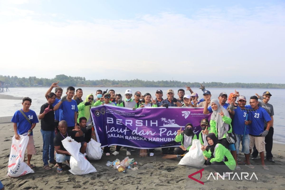 Sambut Harhubnas, KUPP Kelas III Bunta bersihkan pantai dan laut