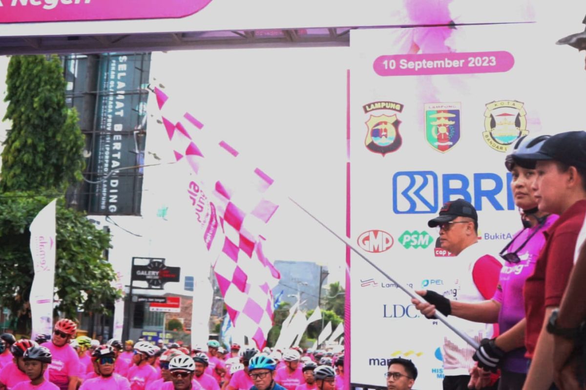 Ketua Umum Bhayangkari lepas peserta "City Ride Road to Tour Of Kemala"