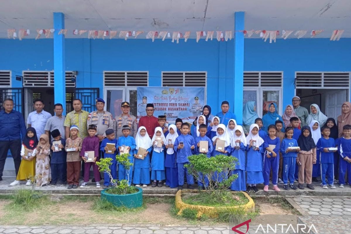 Polres Bintan salurkan sejumlah paket bantuan alat tulis siswa SD