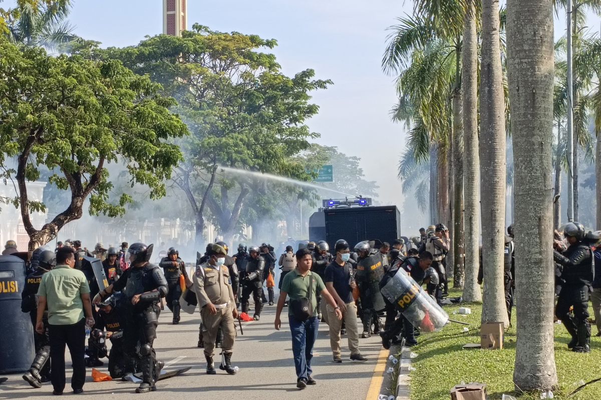 Petugas pukul mundur massa di depan Kantor BP Batam