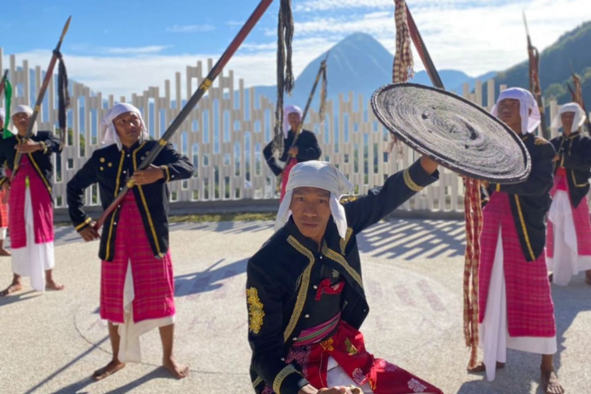 Tari Tandang Mendet dari kaki Gunung Rinjani